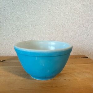 Vintage PYREX nesting mixing Bowl - Blue